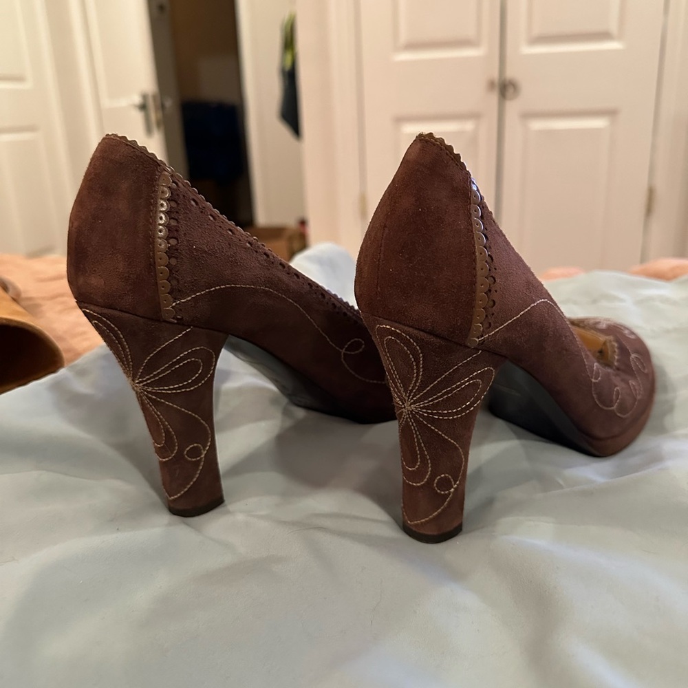 Isabella Fiore Brown Suede Mary Jane Heels with Floral Stitching - Picture 2 of 4